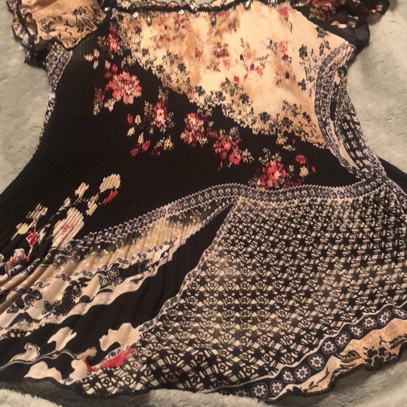 Vintage Cap sleeve black and tan floral blouse with details around neck area - Picture 10 of 11